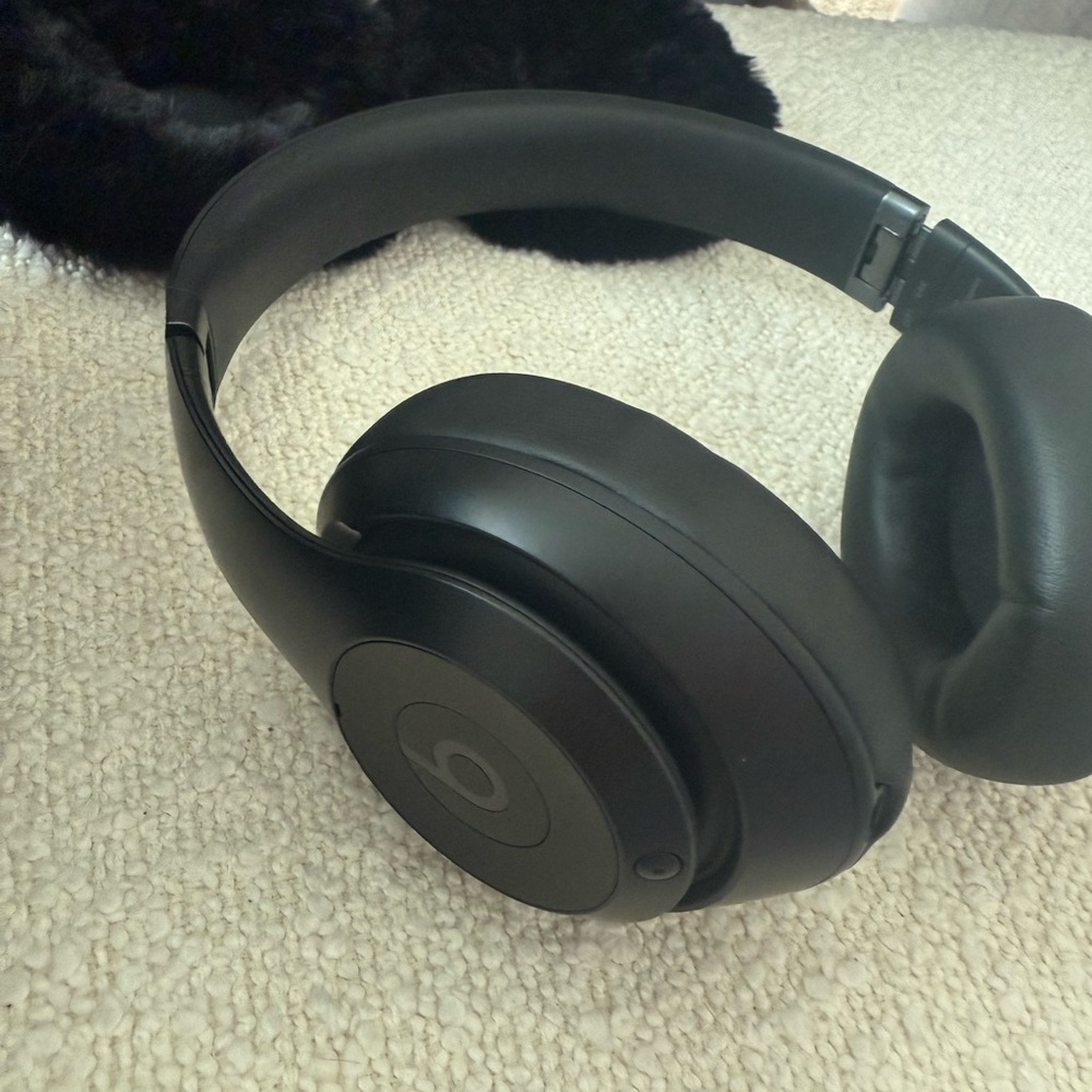 Alo/ Beats Black Wireless Headphones - Picture 5 of 6